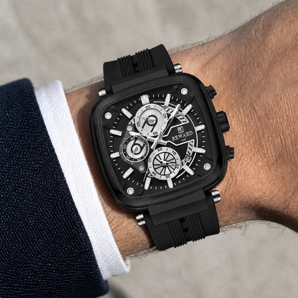 Montre homme noire à bracelet silicone portée au poignet sous une manche de veste
