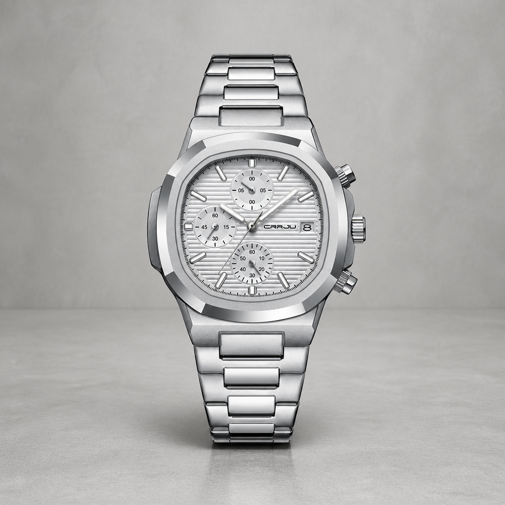 Montre homme métal chronographe à cadran blanc rayé sur béton clair