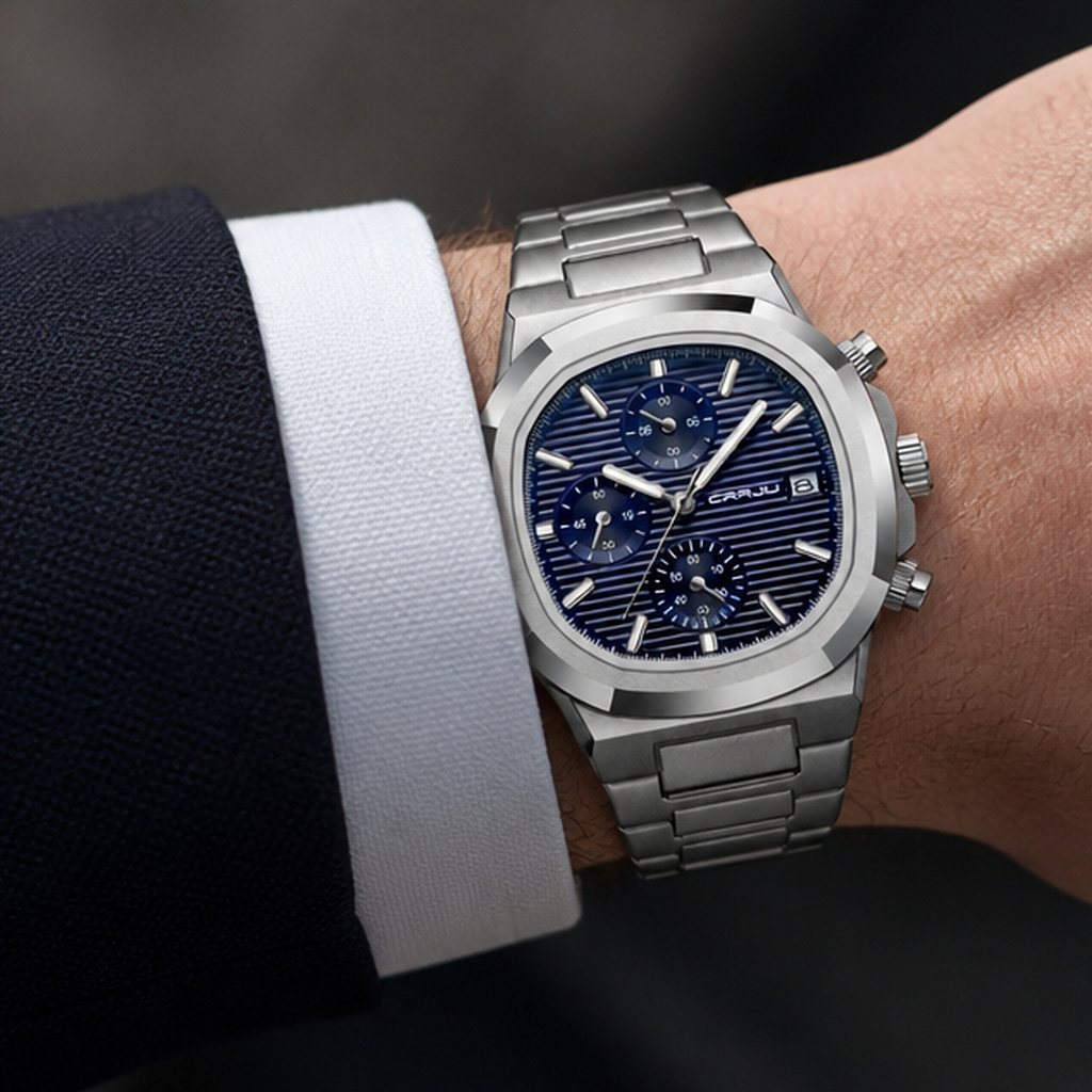Montre homme métal chronographe portée au poignet, cadran bleu et bracelet acier