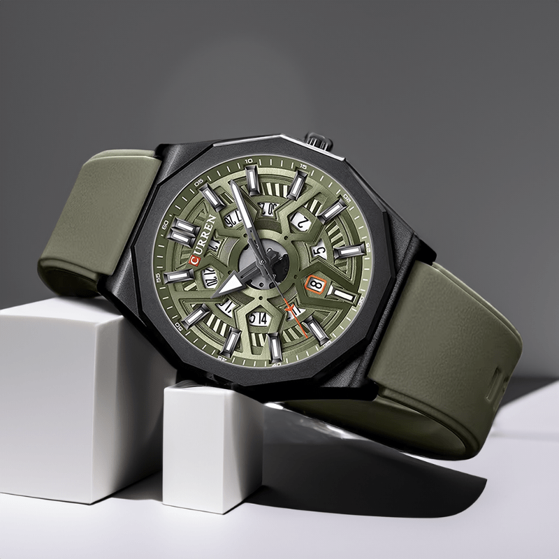 Montre homme sportive kaki posée de trois quarts sur fond clair