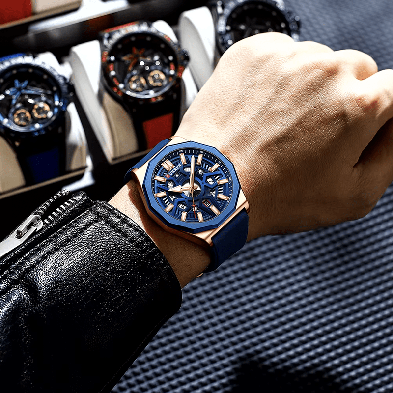Montre homme sportive bleue au cadran ajouré portée au poignet