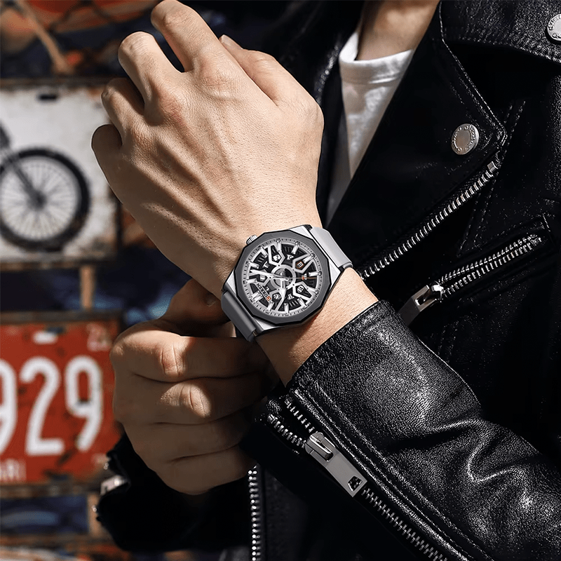 Montre homme sportive grise portée au poignet