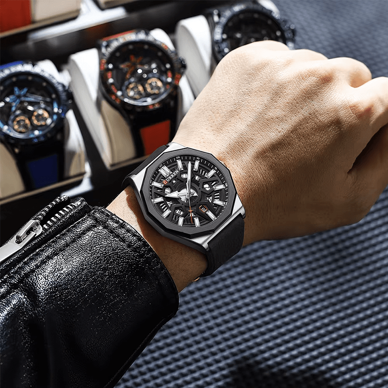 Montre homme sportive noire portée au poignet sous une manche