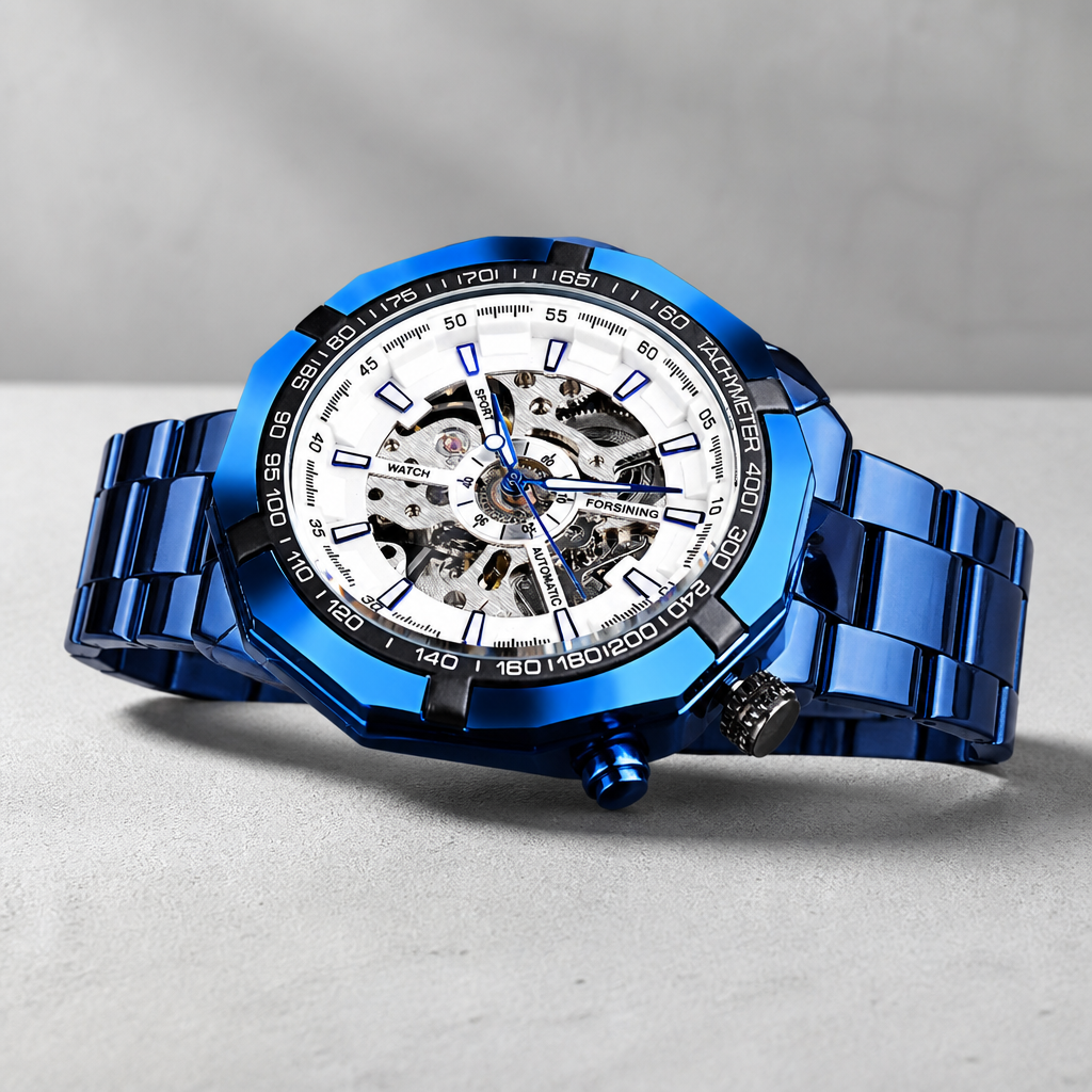 Montre homme squelette automatique bleue à cadran blanc sur dalle de béton
