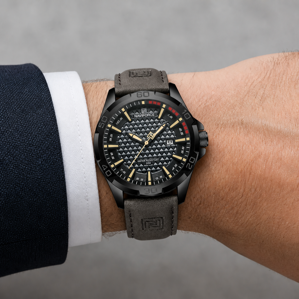 Montre homme tendance à index dorés portée au poignet