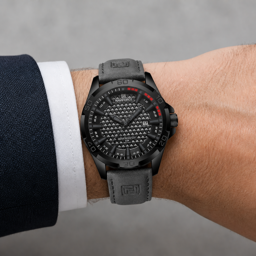 Montre homme tendance à bracelet gris portée au poignet