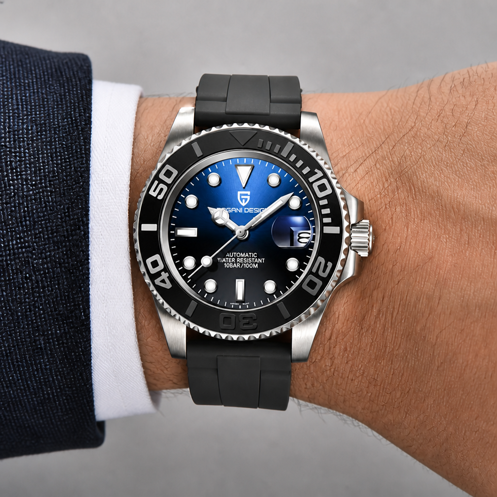 Montre mécanique homme automatique Anselme portée au poignet, lunette noire et cadran bleu