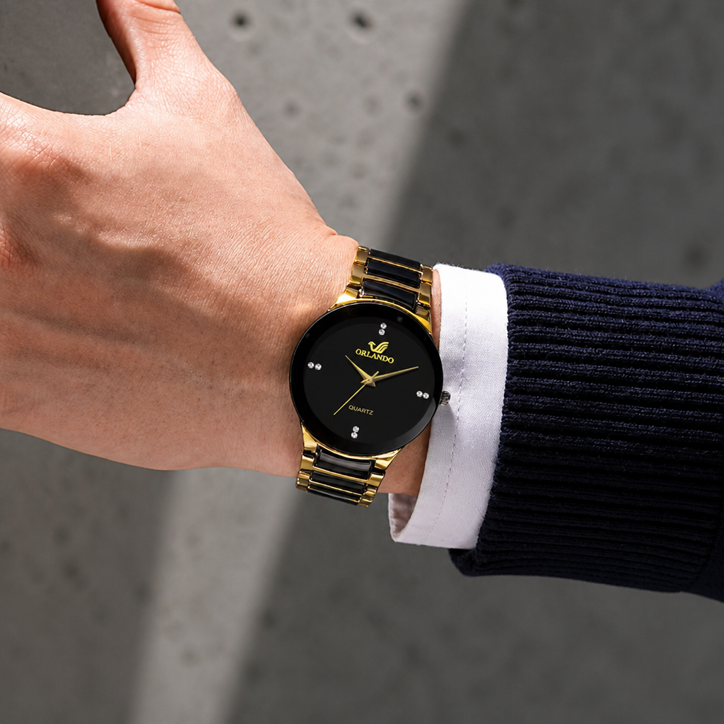 Montre noir et or homme portée au poignet, cadran noir