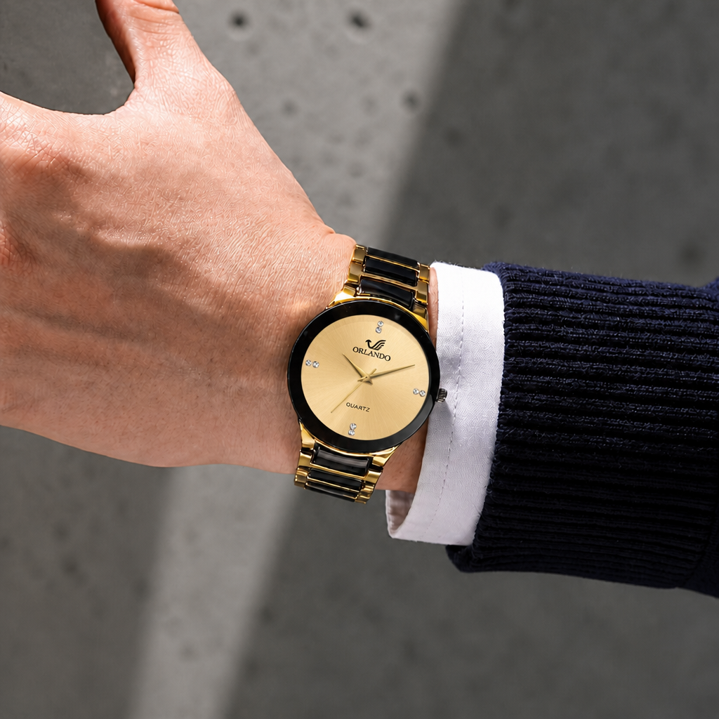 Montre noir et or homme portée au poignet, cadran doré