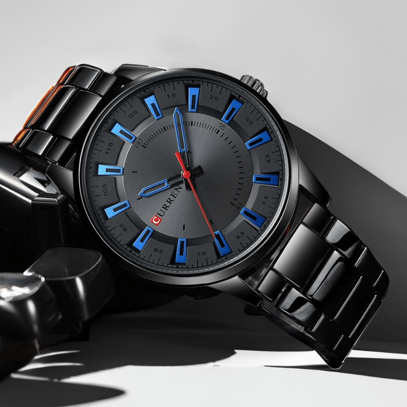 Montre noir homme en acier, cadran épuré et index bleus appliqués