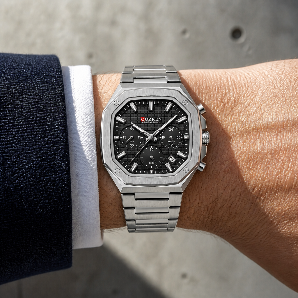 Montre octogonale argent à cadran noir portée au poignet