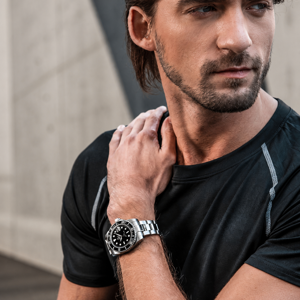 Montre de plongée homme noire portée au poignet