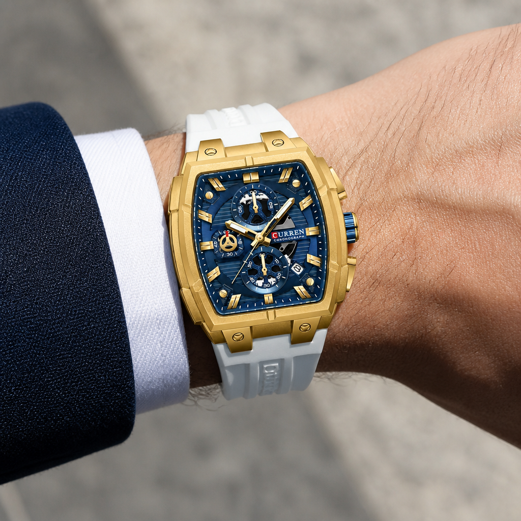 Montre tonneau homme chronographe portée au poignet, boîtier doré et bracelet silicone blanc
