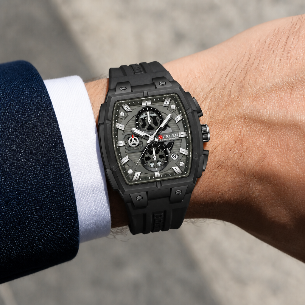 Montre tonneau homme entièrement noire portée au poignet