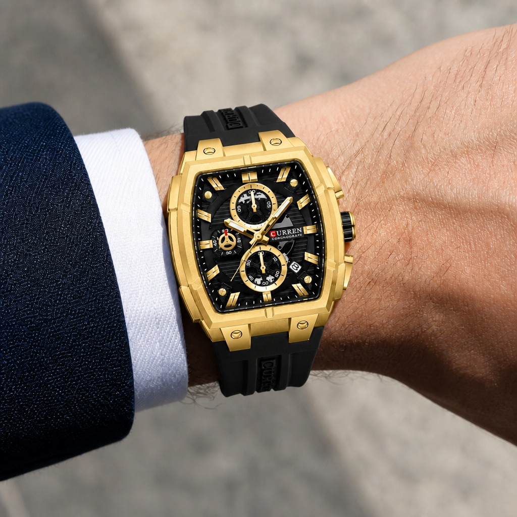Montre tonneau homme dorée à bracelet noir portée au poignet