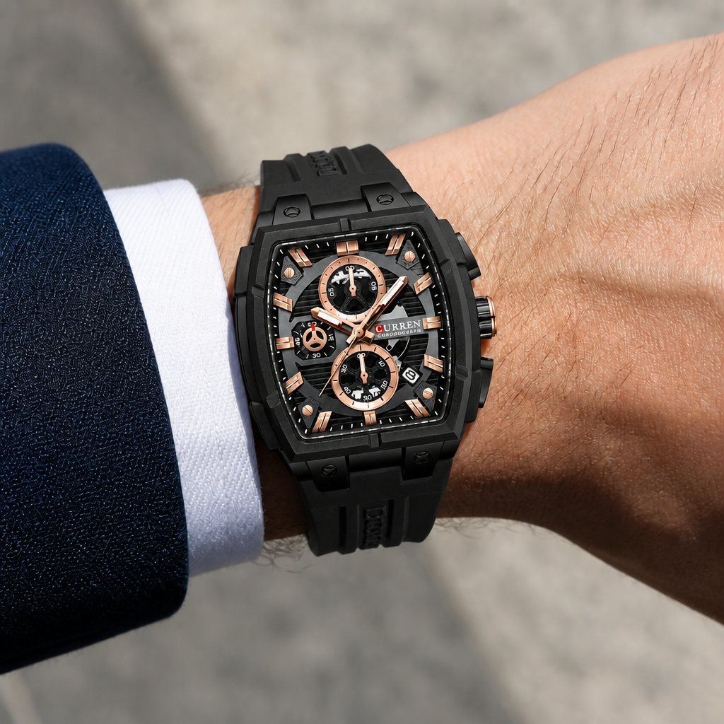 Montre tonneau homme noire et or rose portée au poignet