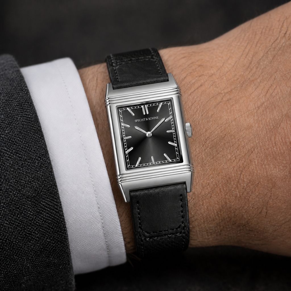 Montre vintage rectangulaire homme au poignet, cadran anthracite et bracelet cuir noir