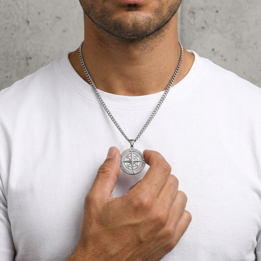 Des finitions exemplaires - Collier Pendentif Boussole Homme Acier