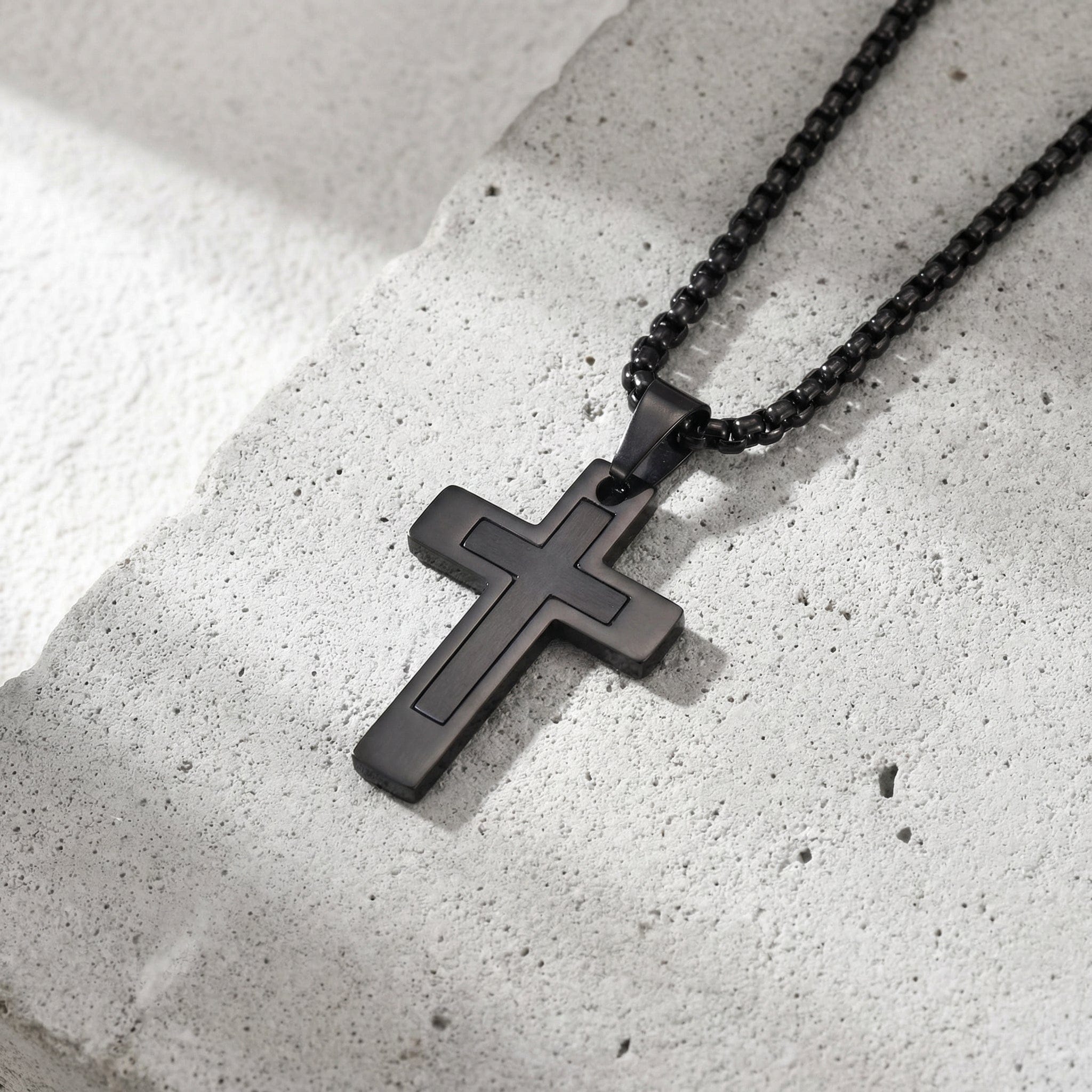 pendentif croix homme noir acier inoxydable finition IP