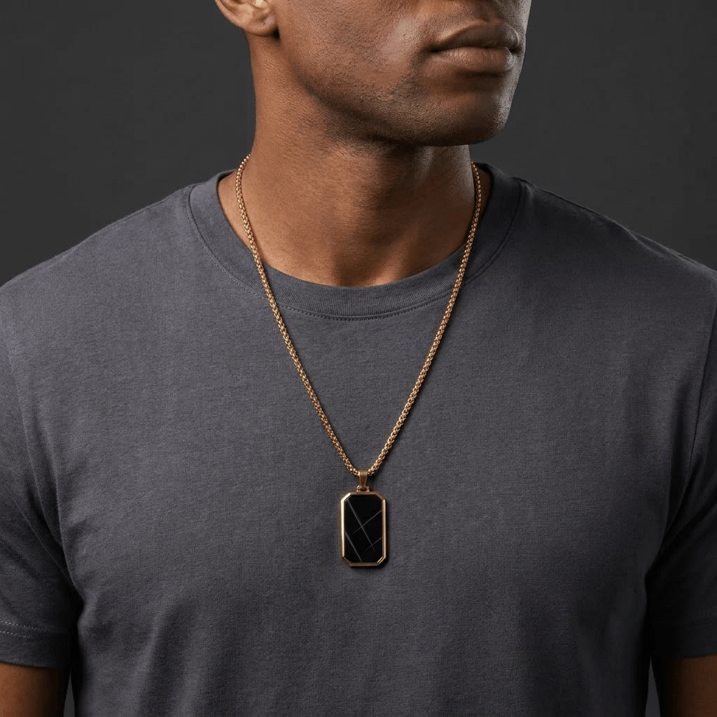pendentif homme luxe or plaque noire