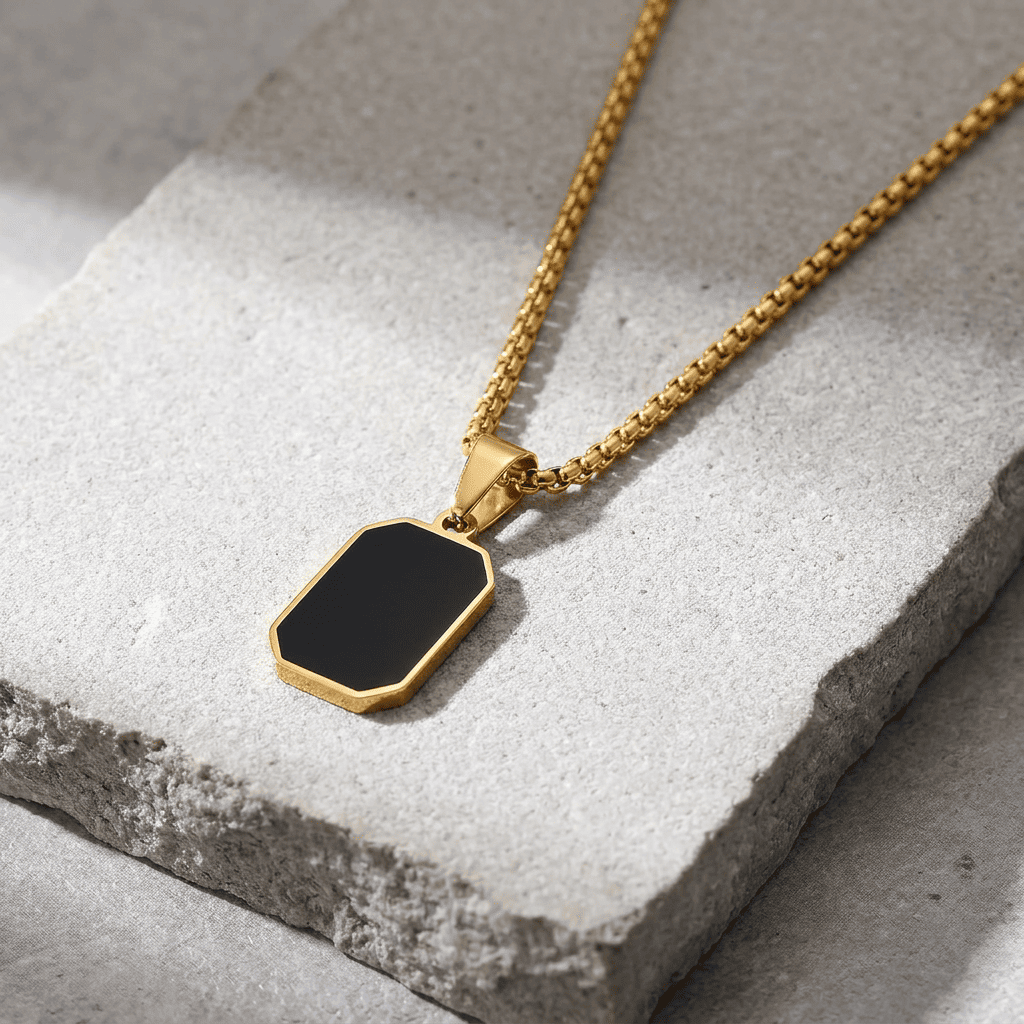 pendentif noir avec chaine or pour homme