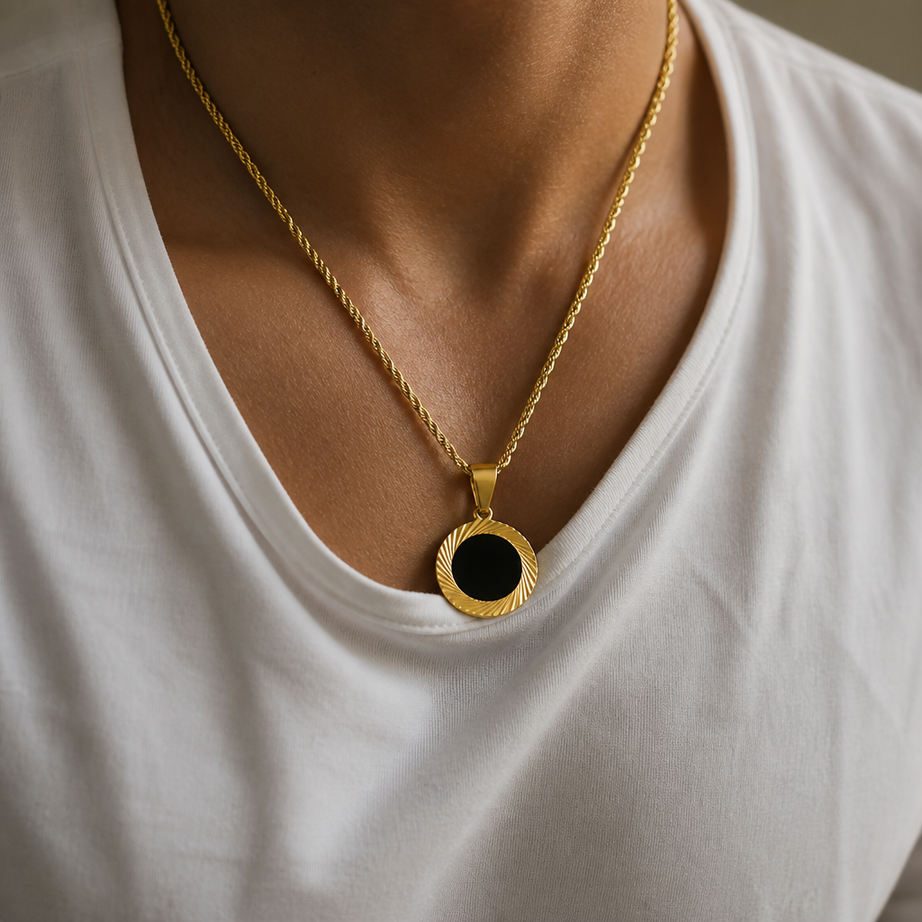 pendentif rond homme or noir acier porté