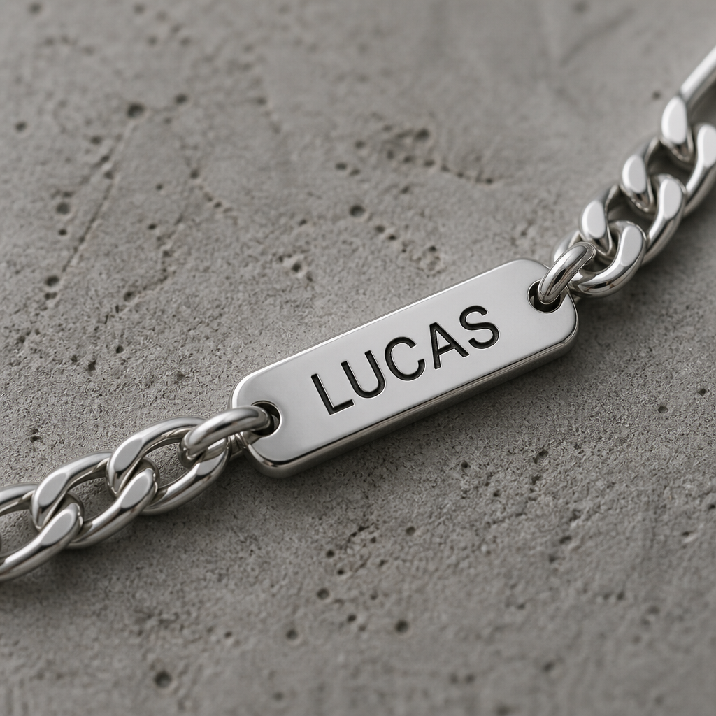 Des Finitions Exemplaires - Collier Prénom Homme Personnalisé Gravé Maille Figaro