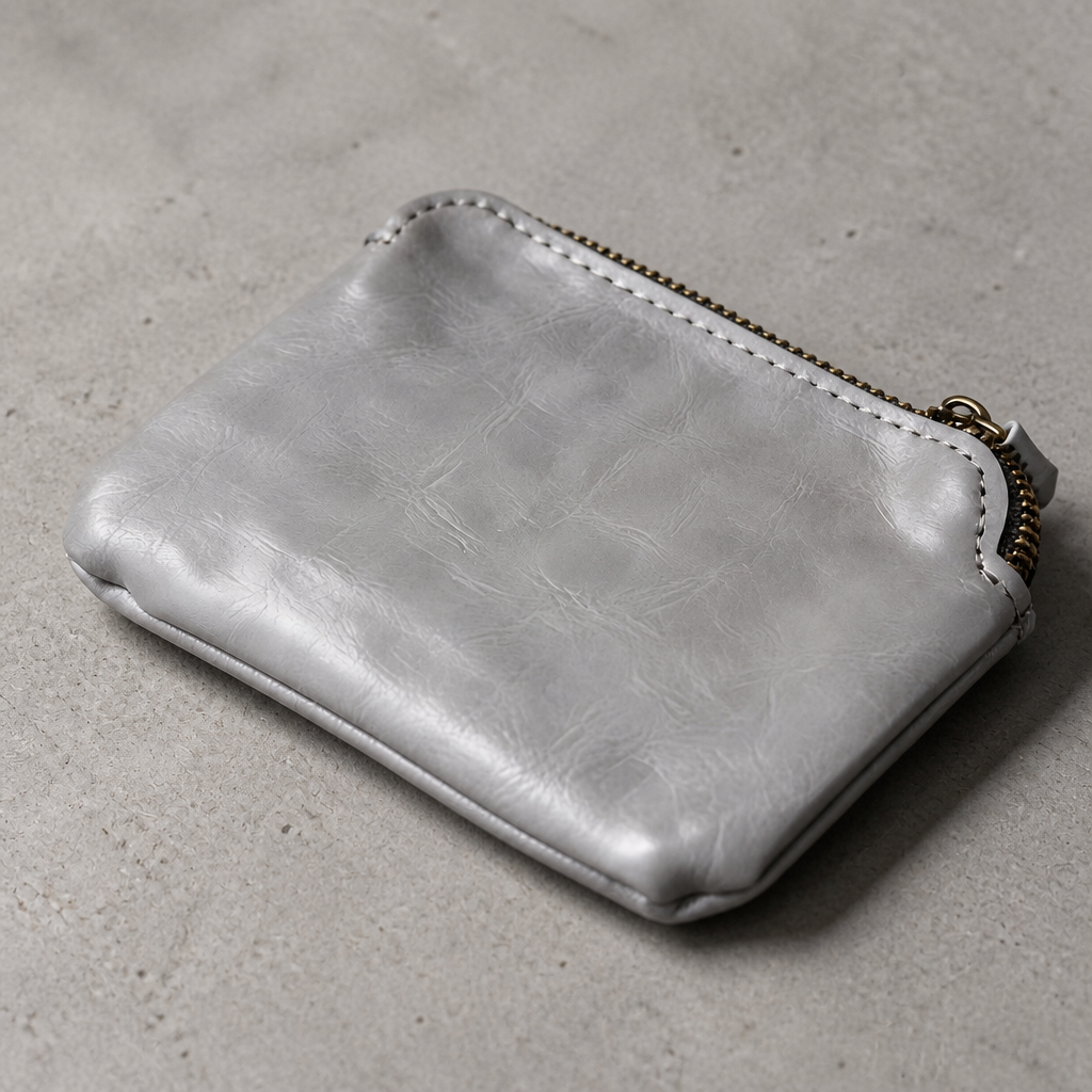 Pochette porte-monnaie homme en similicuir aspect cuir gris, format compact, vue de face