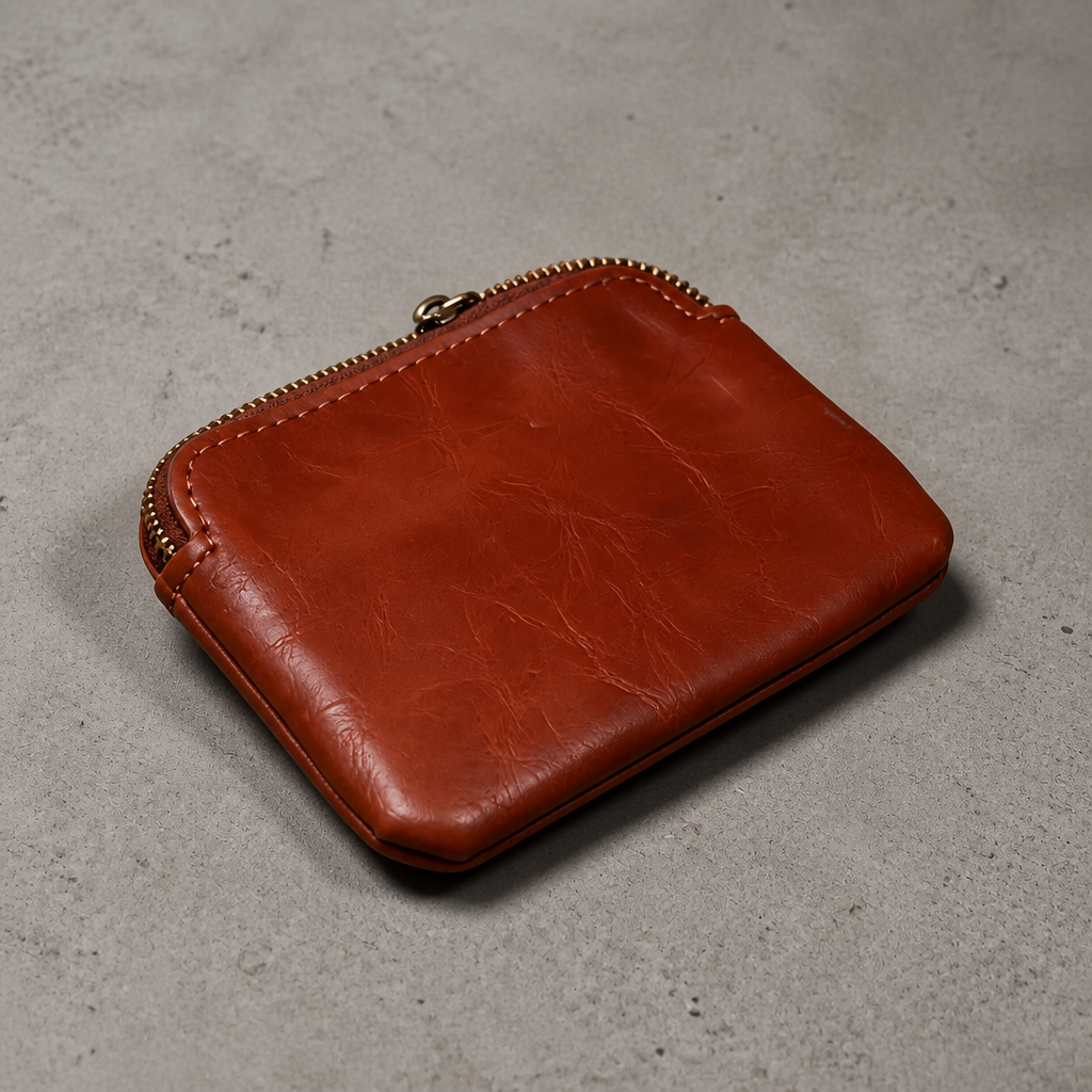 Pochette porte-monnaie homme en similicuir aspect cuir marron, format compact, vue de face
