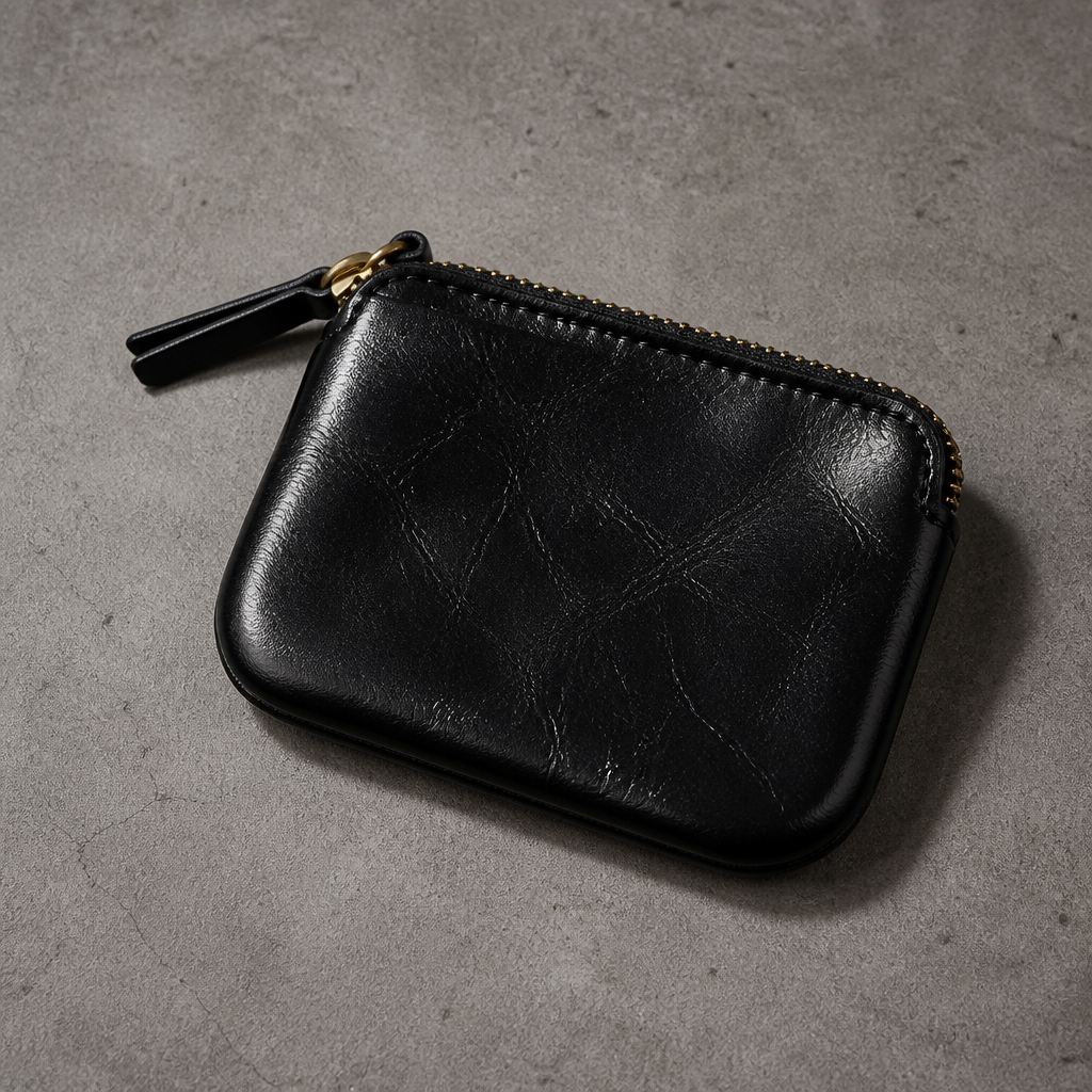 Pochette porte-monnaie homme en similicuir aspect cuir noir, format compact, vue de face