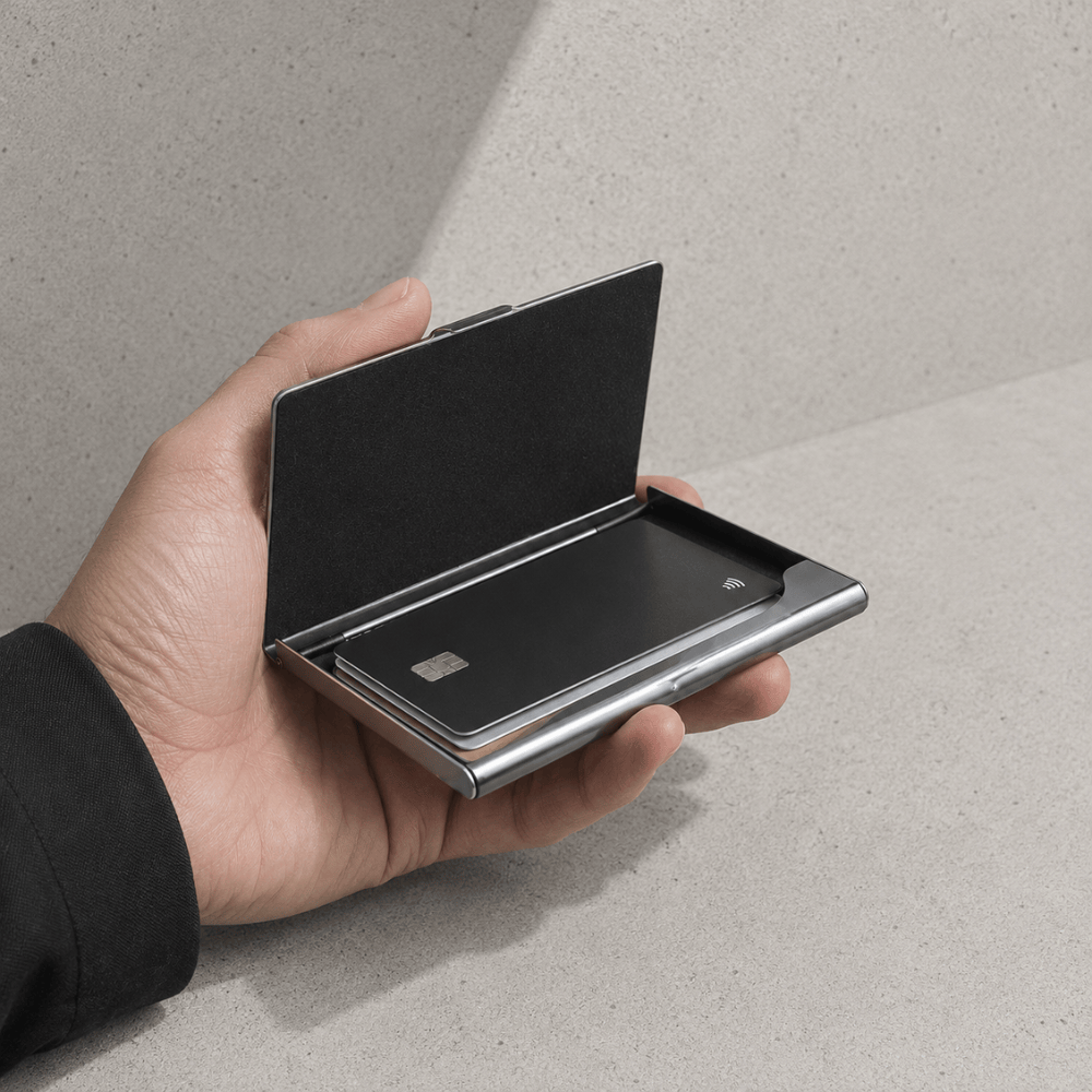 Porte-cartes de visite homme acier ouvert en main