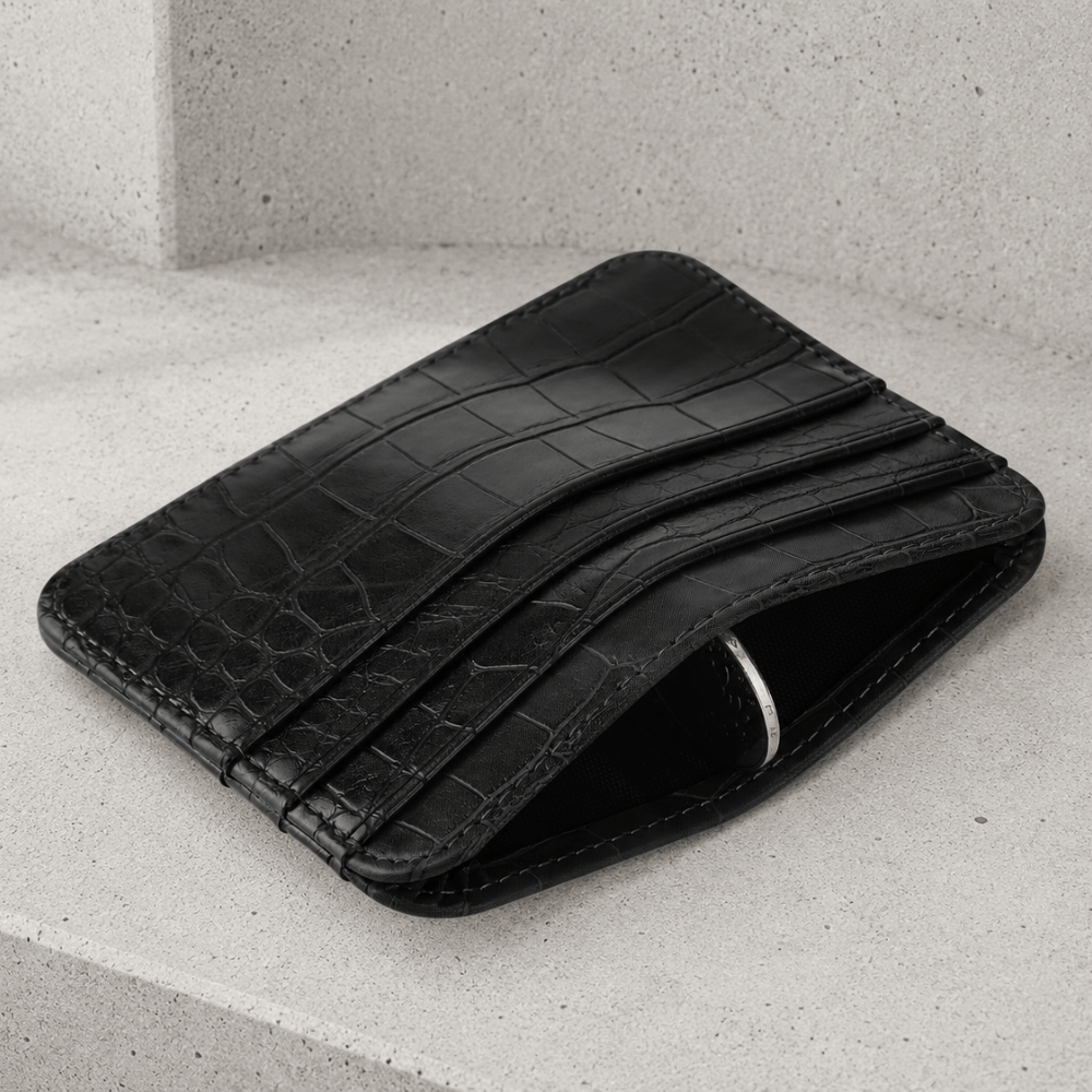 Porte-cartes croco noir ouvert montrant les logements et la poche