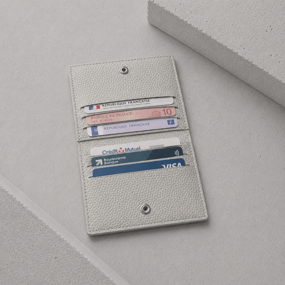 Porte-cartes cuir blanc ouvert, six logements et cartes
