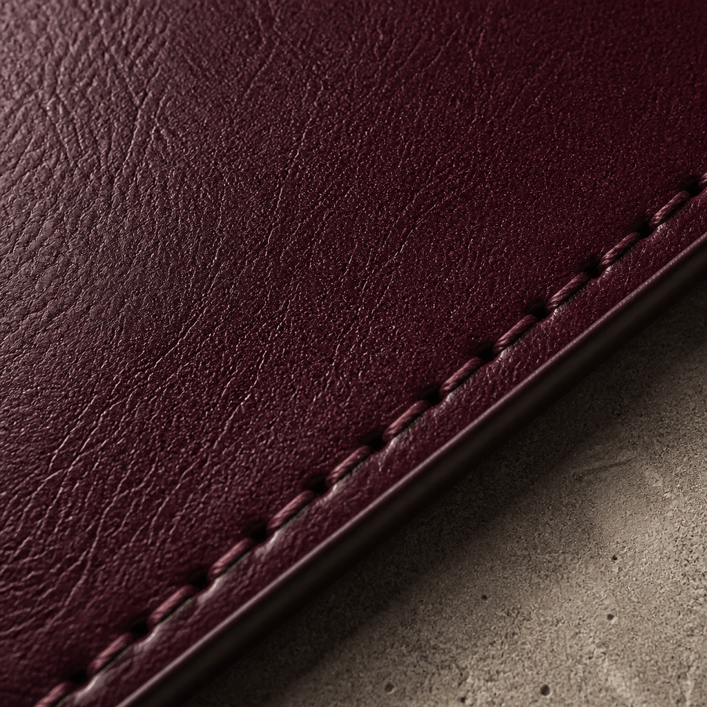 Détail du cuir véritable et des surpiqûres du porte-cartes homme