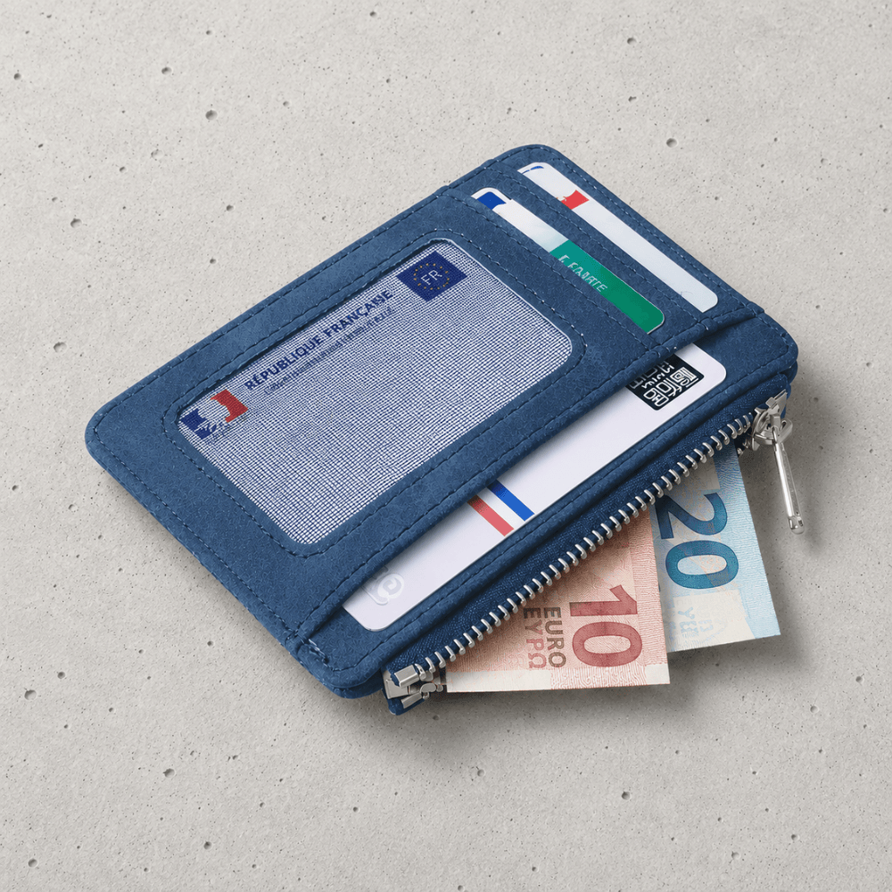Porte-cartes zippé bleu ouvert, fenêtre transparente et logements 