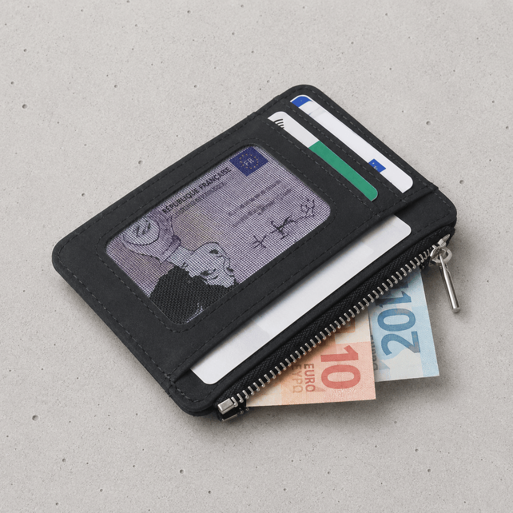 Porte-cartes zippé noir ouvert, fenêtre transparente et cartes 