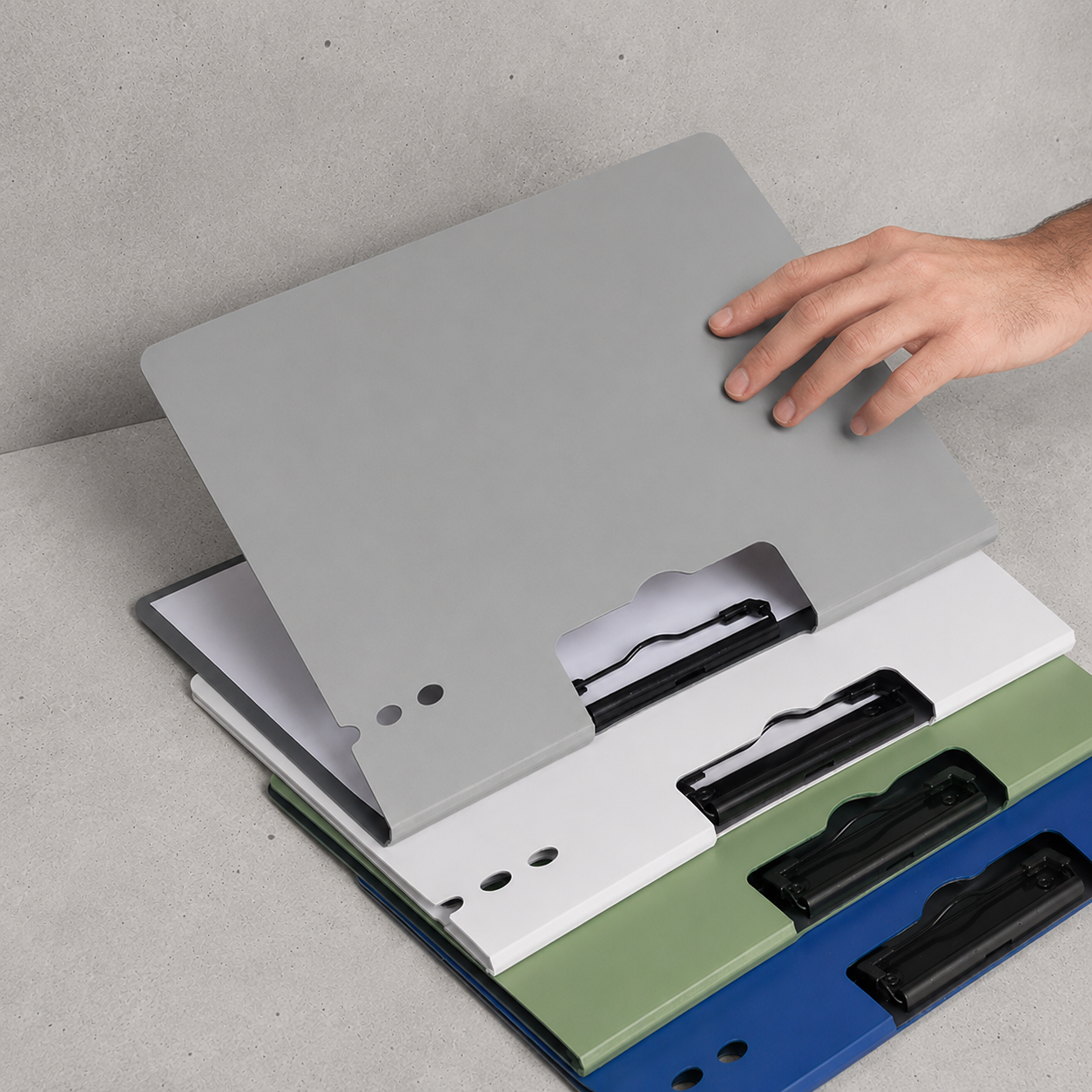 Porte-documents à pince A4 ouverts, couverture relevée et pince métallique visible