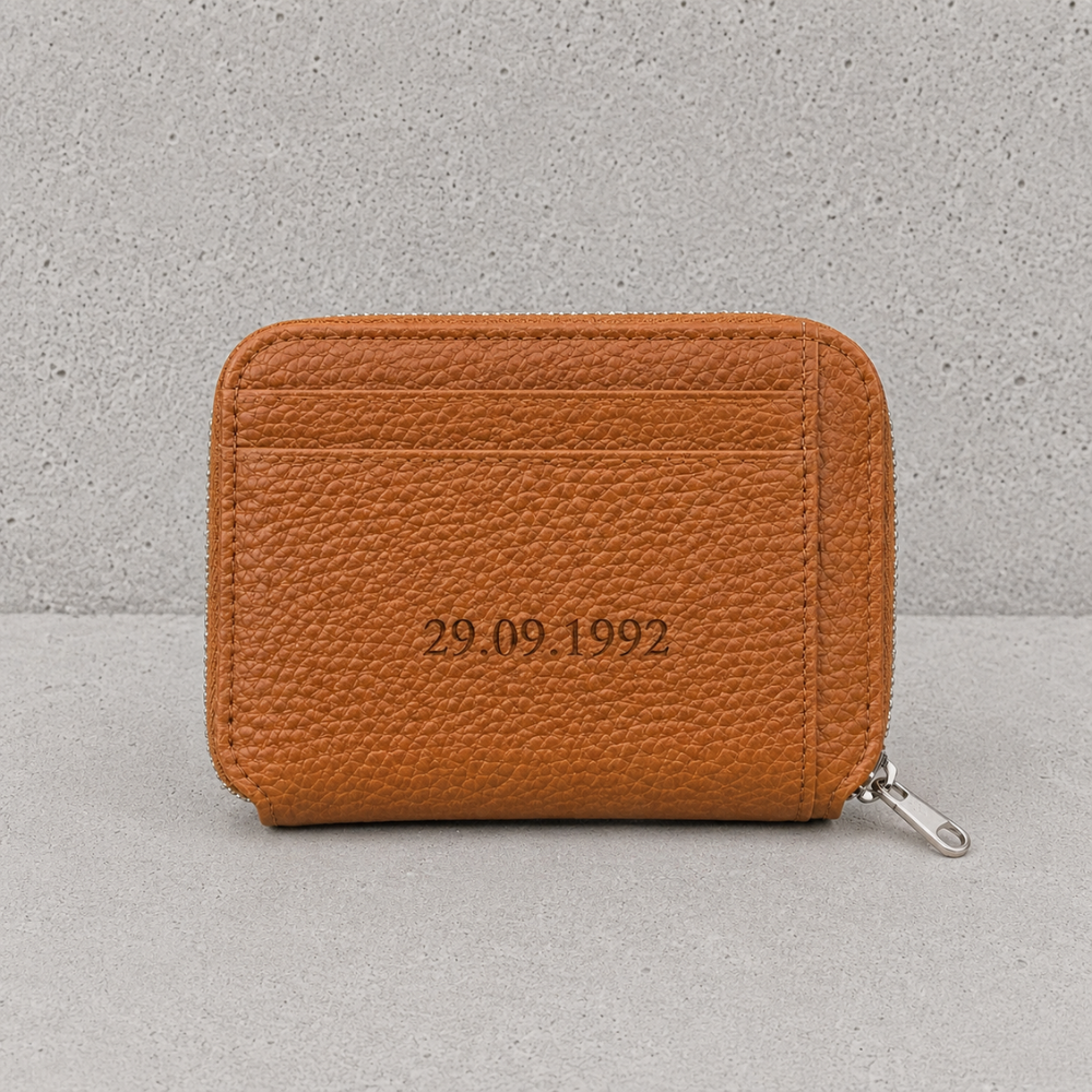 Porte-monnaie homme en cuir camel personnalisé avec une date gravée au laser