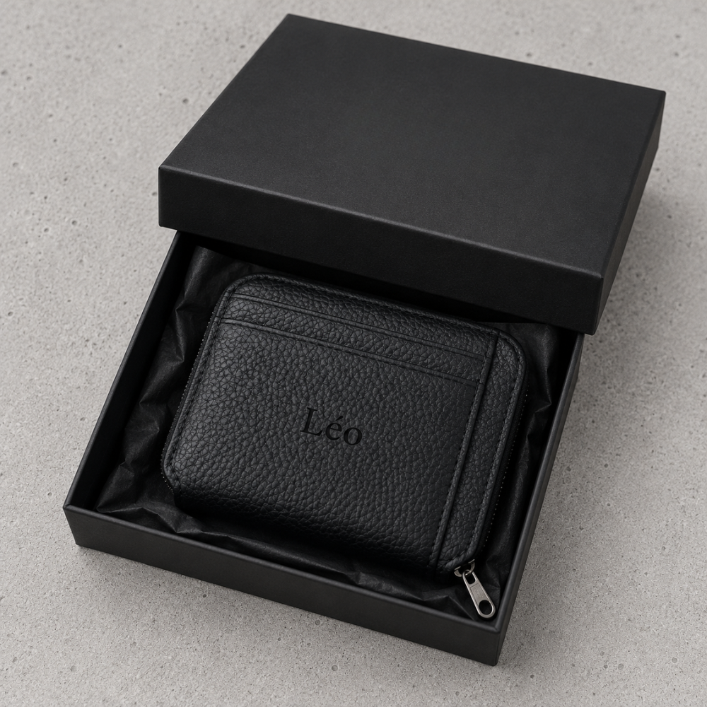 Porte-monnaie en cuir personnalisé présenté dans son coffret cadeau noir