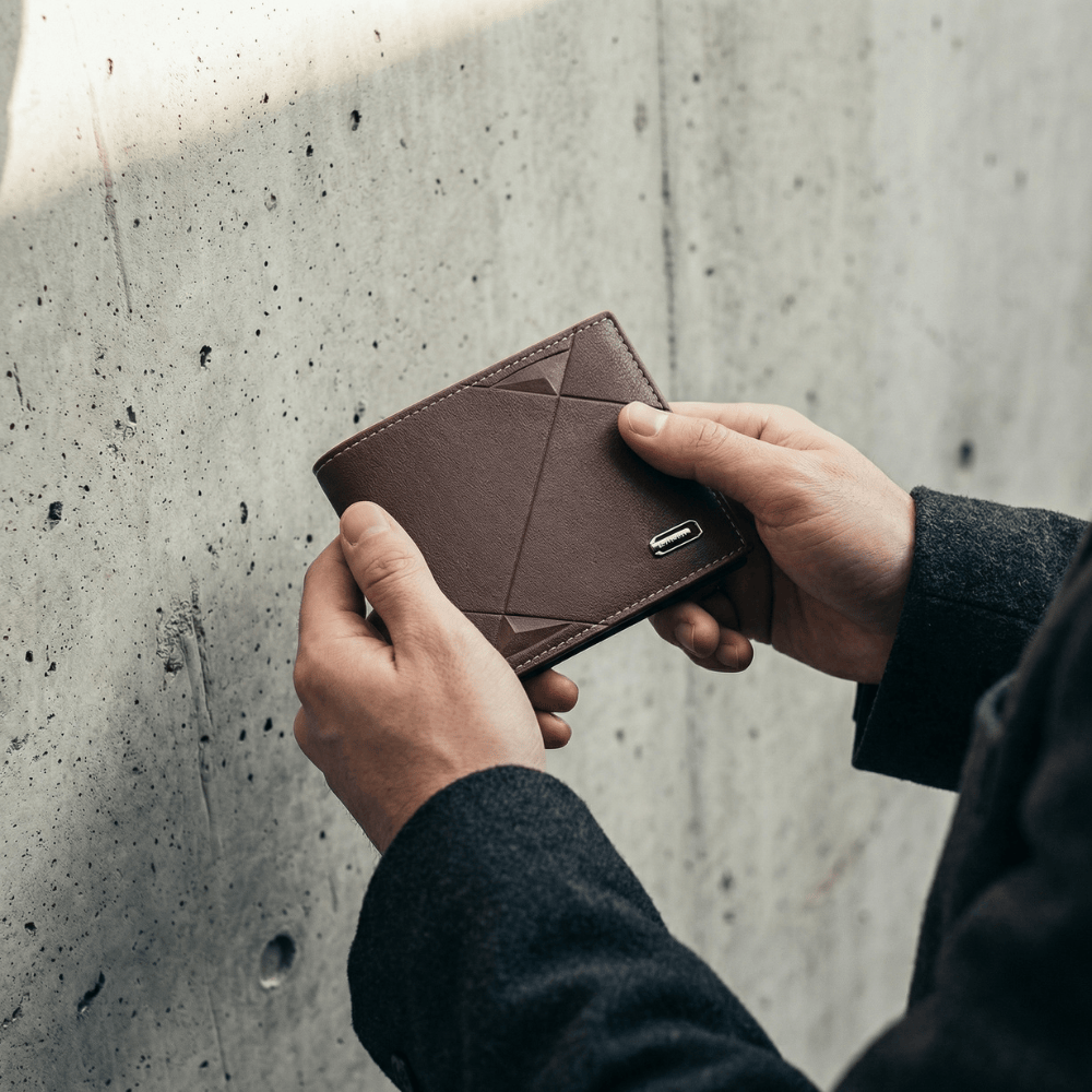 portefeuille en cuir pour homme café tenu en main bifold similicuir