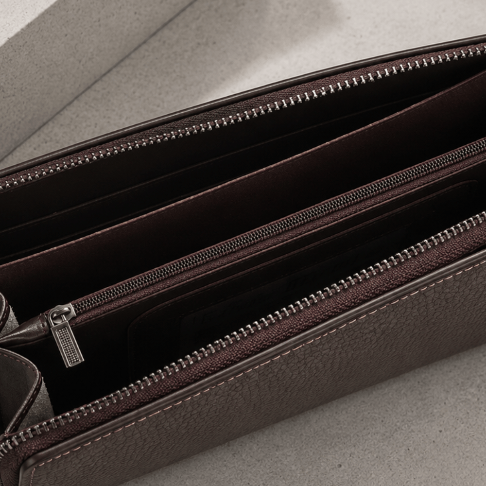 Intérieur marron du portefeuille homme avec compartiments zippés