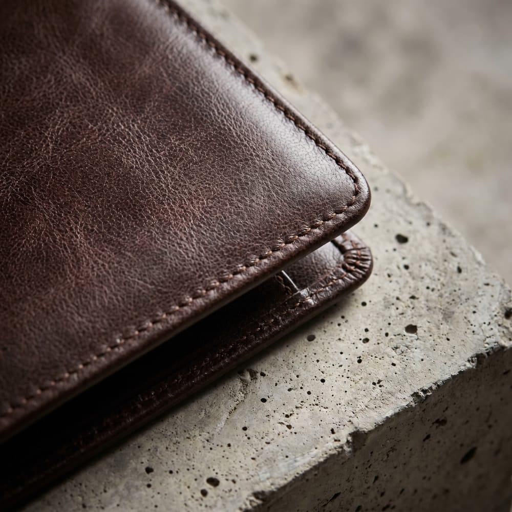 portefeuille homme marron vertical detail texture similicuir rfid