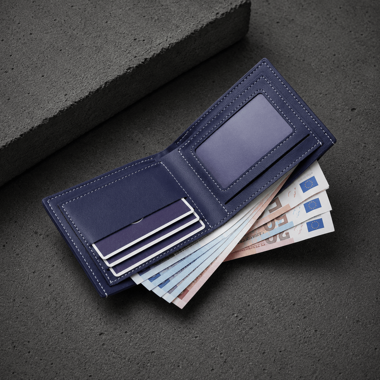Interieur du portefeuille homme moderne bleu marine avec cartes et billets euros