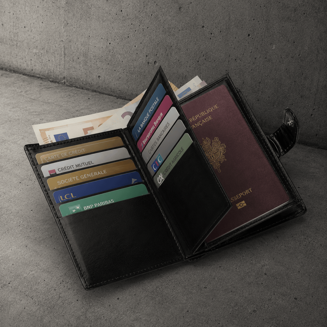 Portefeuille homme passeport voyage noir ouvert avec 10 cartes bancaires passeport francais et billets
