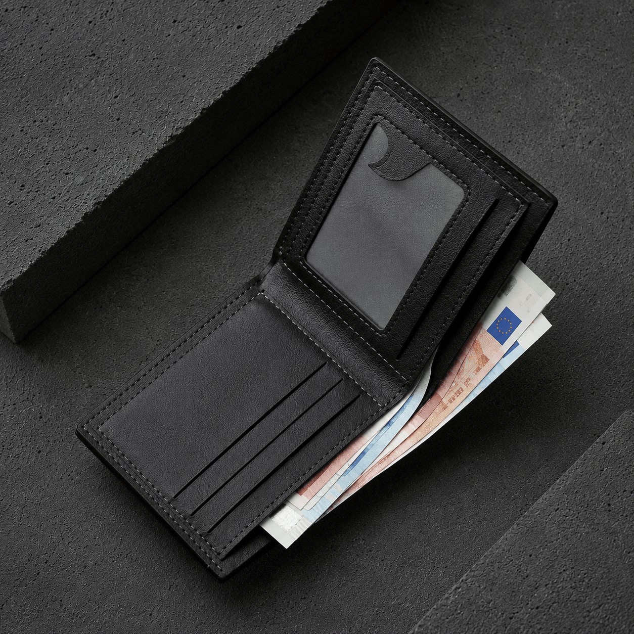 Interieur ouvert du portefeuille minimaliste homme noir avec fenetre id et 7 logements porte-cartes
