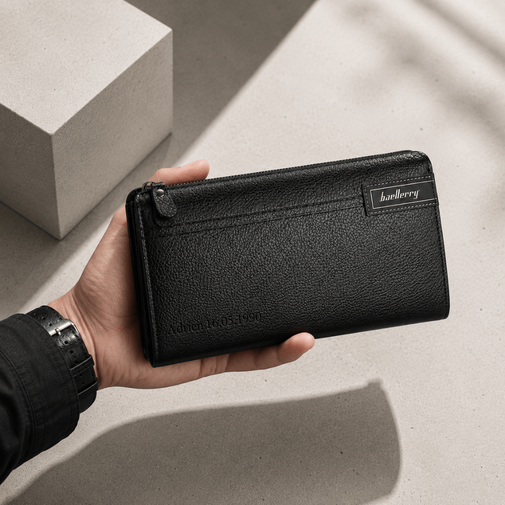 Portefeuille personnalisé homme noir tenu en main, façade gravée