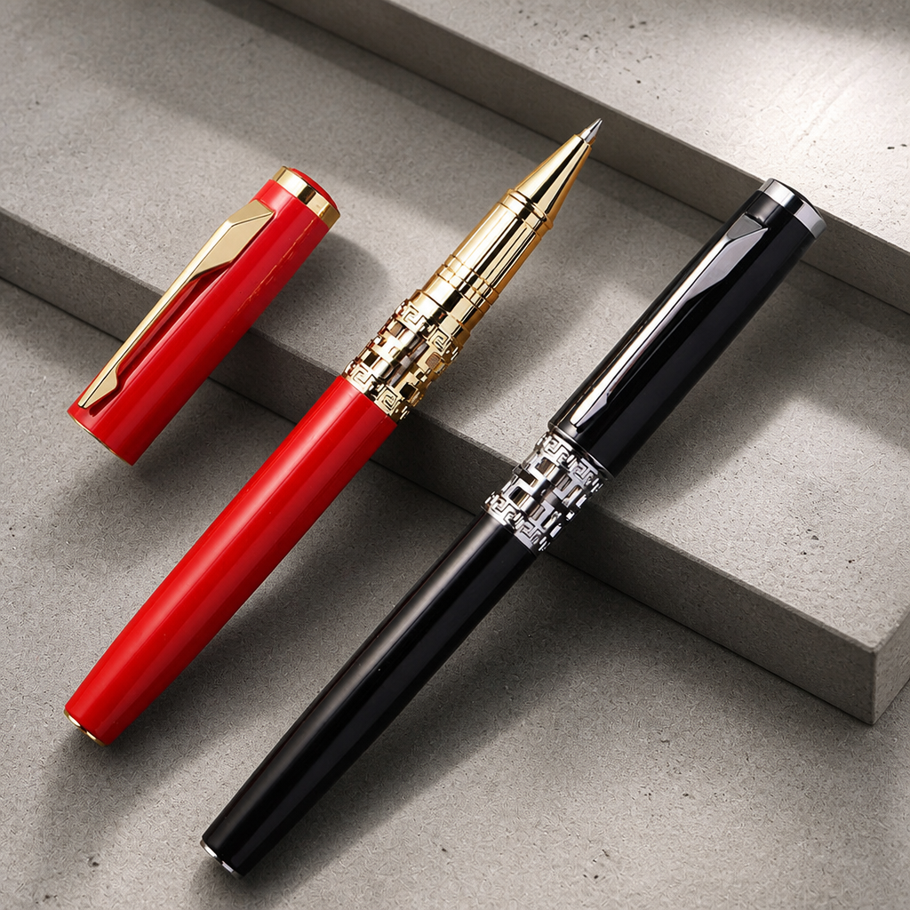 Stylo roller rouge doré et stylo roller noir chromé posés sur du béton