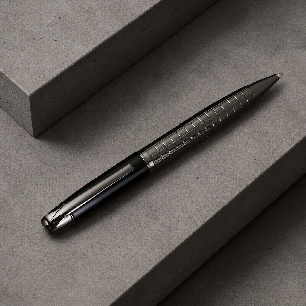 Stylo chic homme gris de profil, guillochage du fût et coiffe laquée noire