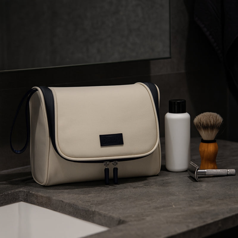 trousse de toilette suspendue beige avec produits de rasage masculins