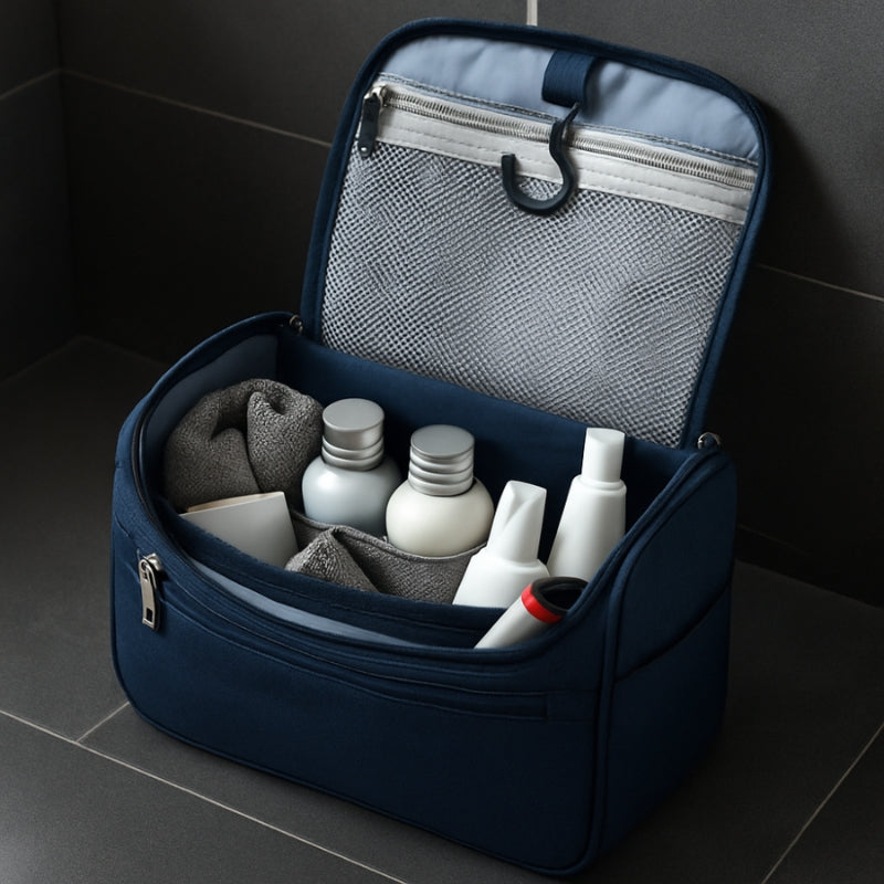 trousse de toilette homme suspendue bleue ouverte avec compartiments organisés